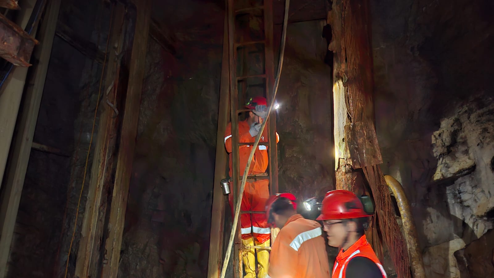 Trabajo en sitio de UM MINING